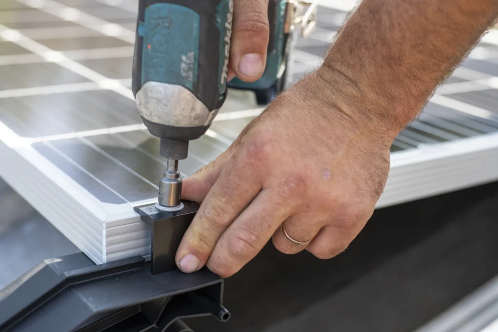 Voici comment faire la mise à la terre de votre panneau solaire plug and play
