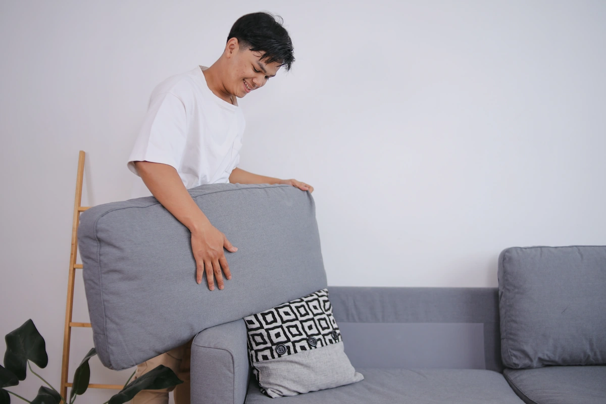 Voici comment réparer un trou dans un canapé en tissu