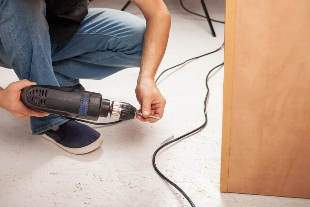 Voici comment repérer les câbles électriques avant de percer vos murs