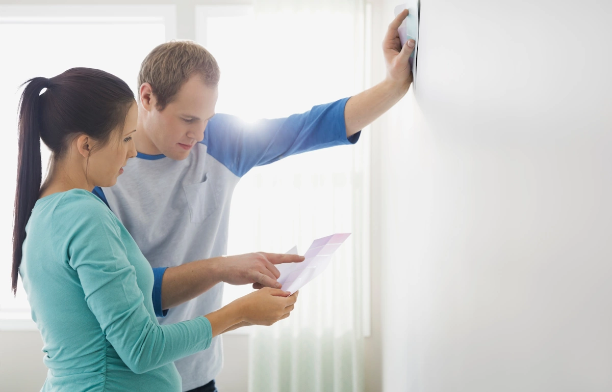 Un couple qui regarde leur facture d'énergie