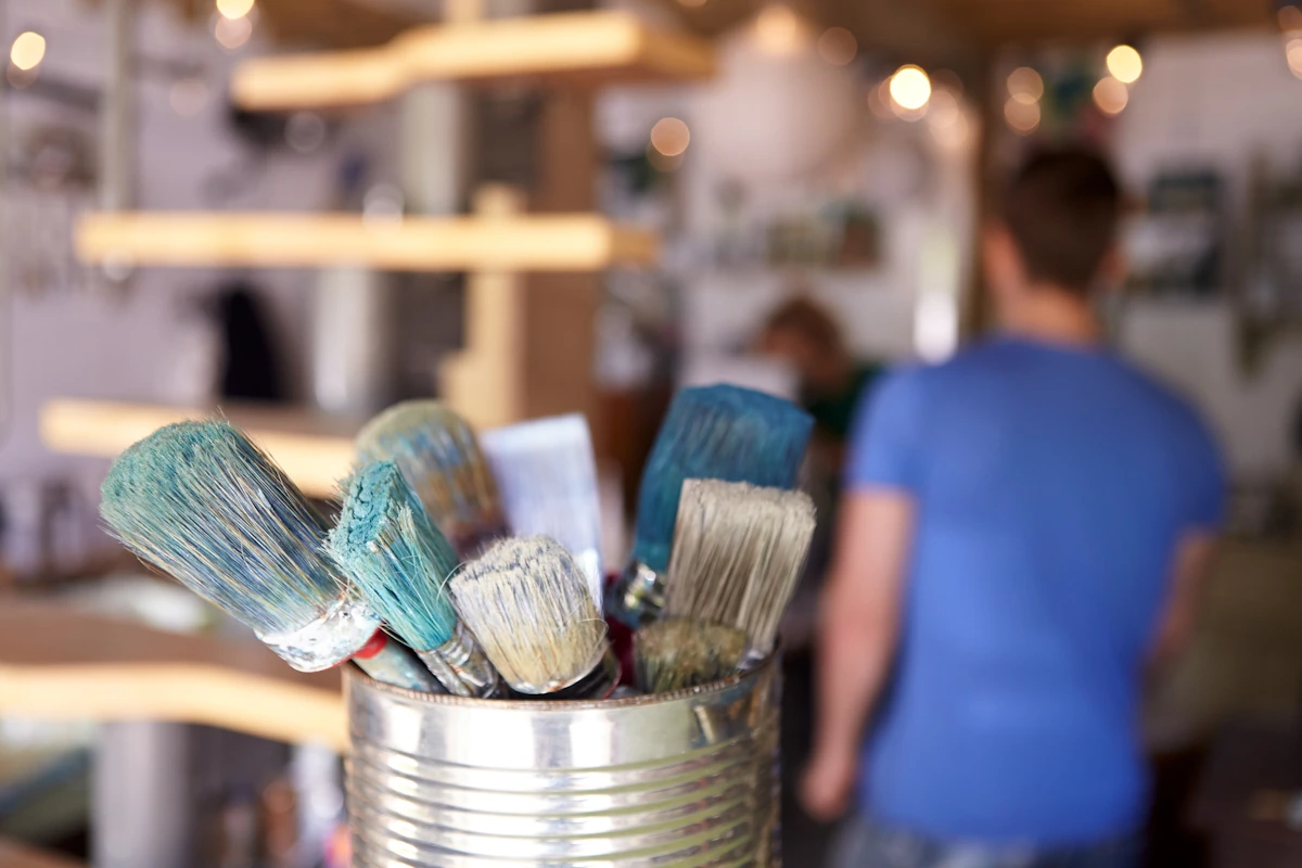 Des pinceaux de peinture rangés dans une boîte