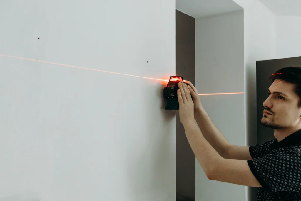 Un homme qui utilise niveau laser