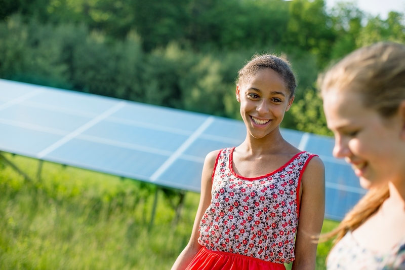 femme devant un panneau photovoltaïque