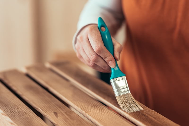 application d'une lasure sur le bois