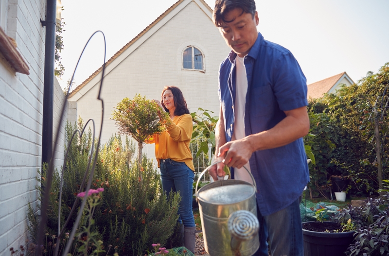 couple qui arrose dans le jardin