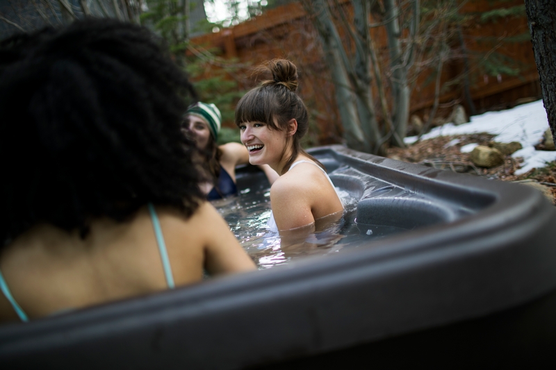 femmes dans un spa extérieur